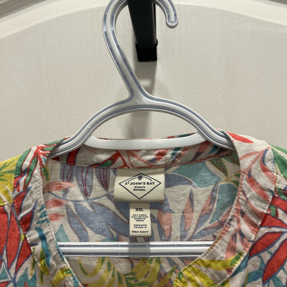 St. John's Bay Colorful Leaf Print Women's Tee - Picture 3 of 4